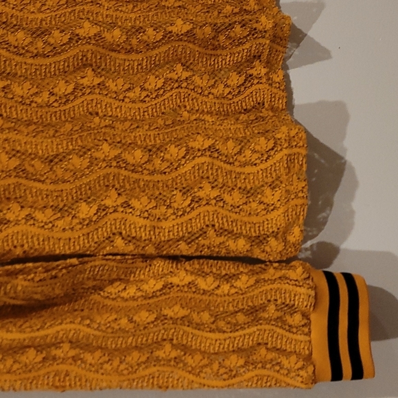 Luna Moon Stunning turmeric lace weave top LIKE NEW - Picture 3 of 14